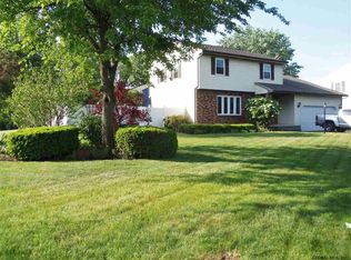 2 Huntleigh Dr, Loudonville, NY 12211