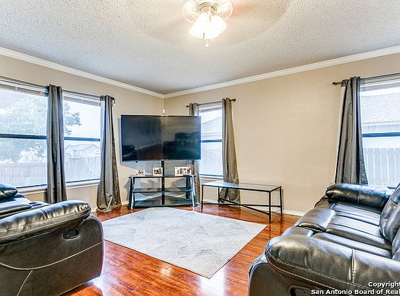 4th image of 8010 CHESTNUT CAPE DR