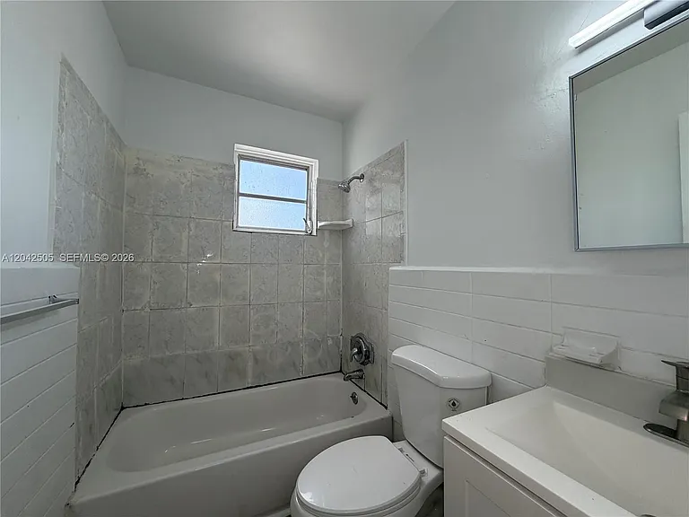 1021 NW 5th St #6 — Photo 5