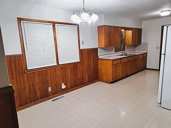 Dining area & kitchen