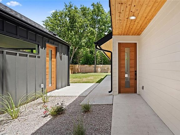 4th image of 4419 Banister Ln #B
