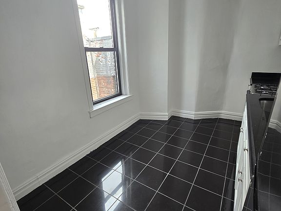 4th image of 33 Bank St APT 26