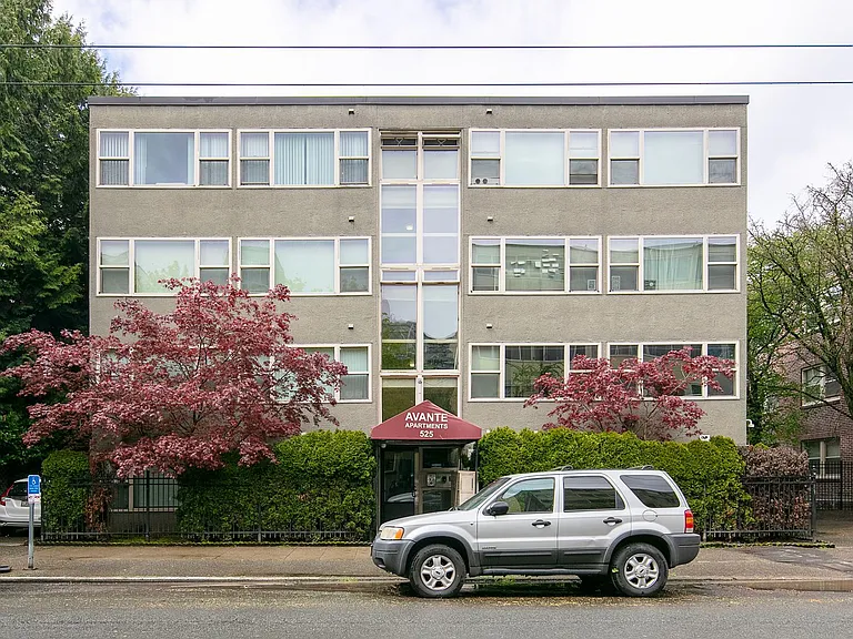 Avante Apartments - Charming, Centrally Located Building with Off Street Parking! — Photo 8