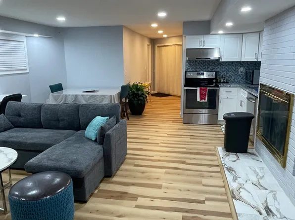 11820 Falls Rd, Potomac, MD 20854