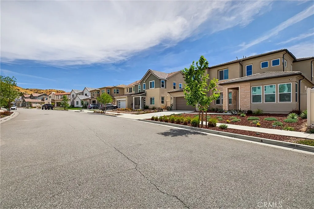 4 bed, 3.5 bath, 3630 sqft, $5,975 — Photo 3