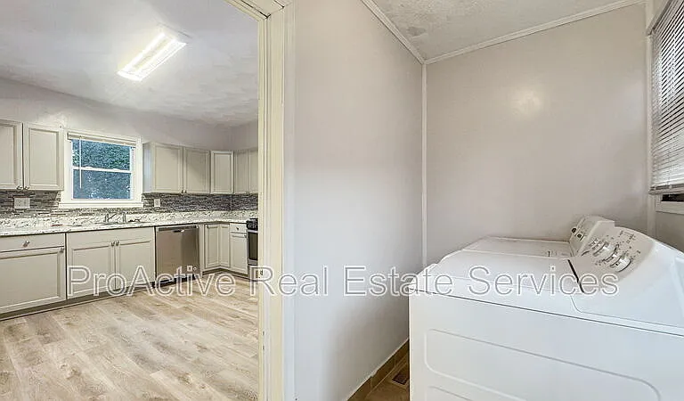 2728 E Virginia Beach Blvd — Photo 12