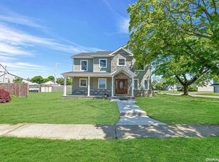 125 Sunrise Ln, Levittown, NY 11756
