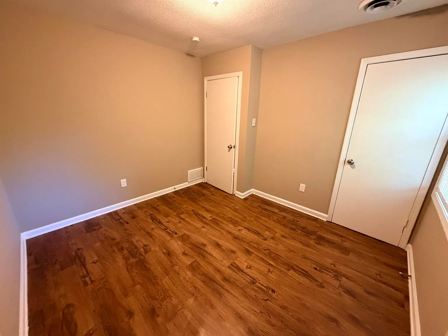 3 bed, 1.0 bath, 1118 sqft, $1,100 — Photo 3