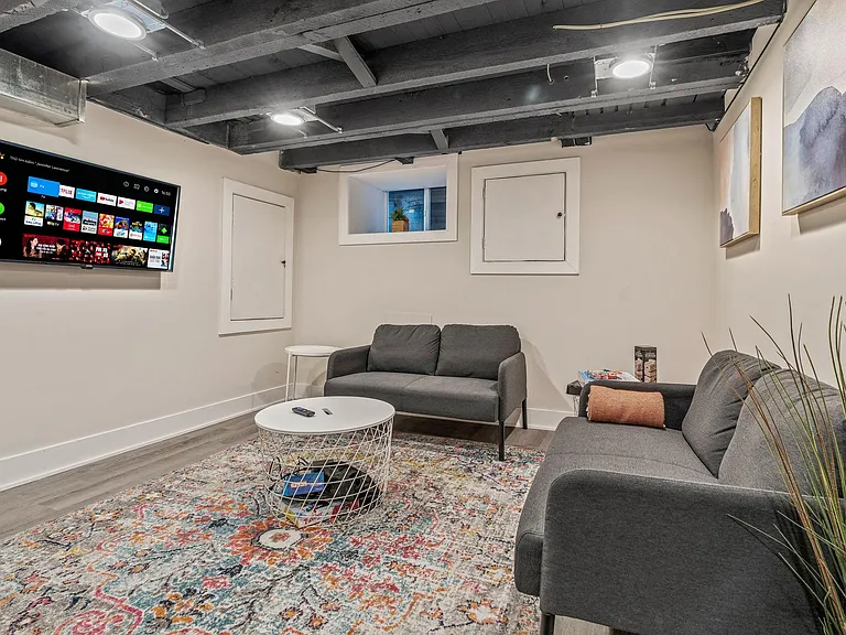 147 E Allen St — Photo 32