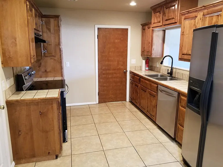 913 W Yucca Ave — Photo 6