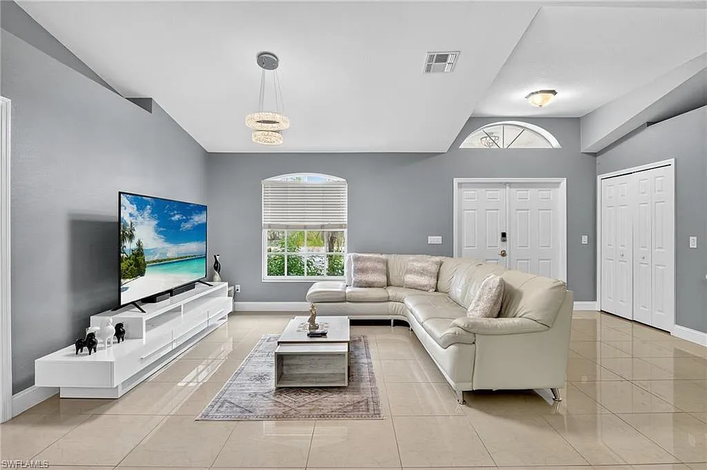 4 bed, 2.0 bath, 2179 sqft, $4,000 — Photo 3