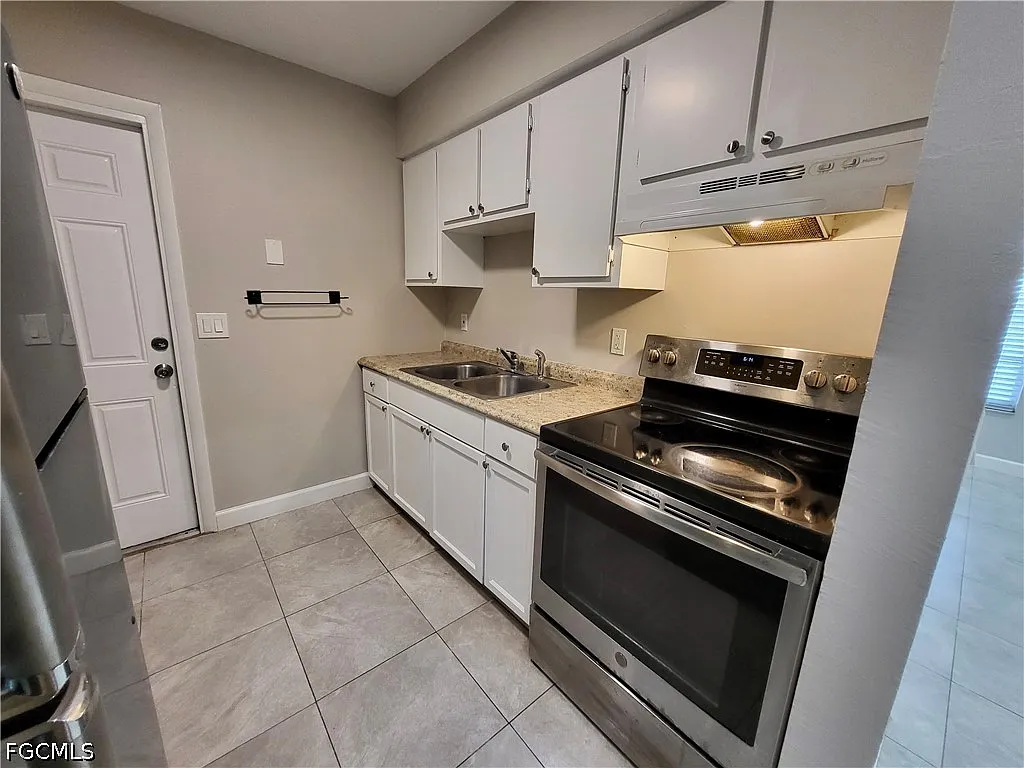 3 bed, 2.0 bath, 957 sqft, $1,425 — Photo 2