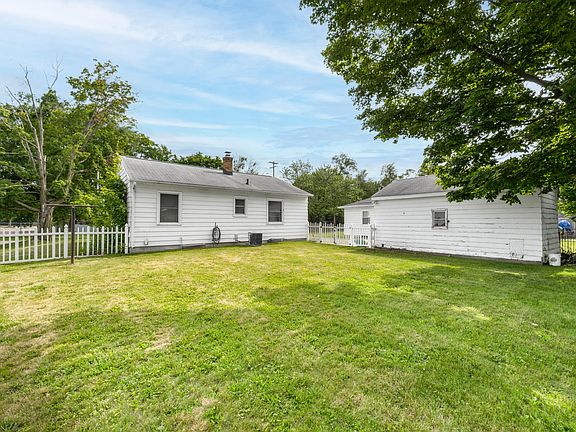 2nd image of 2009 Cambridge Dr