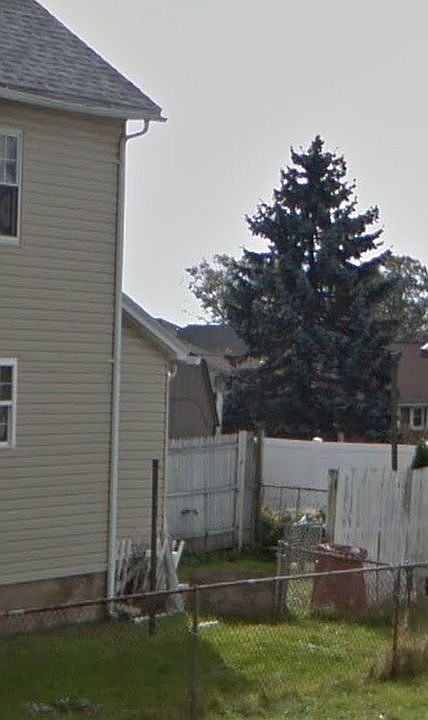 2nd image of 620 Carbon St