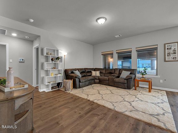 5th image of 214 S Lakepointe Dr
