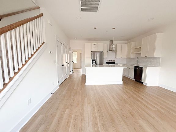 2nd image of 1339 Belfair St