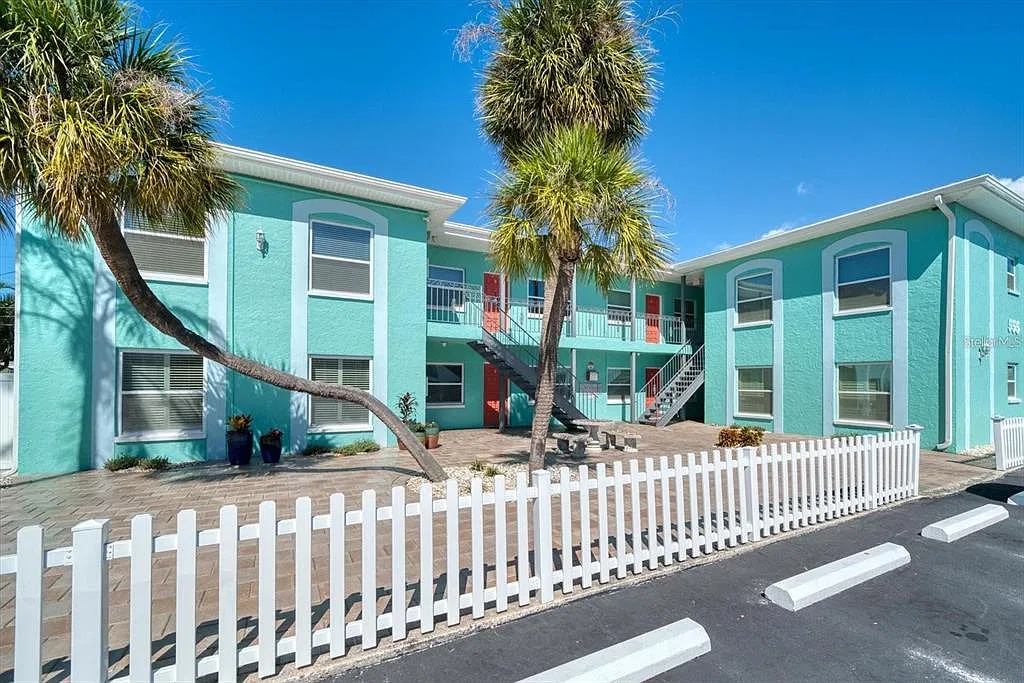 2 bed, 1.0 bath, 1100 sqft, $2,100 — Photo 3