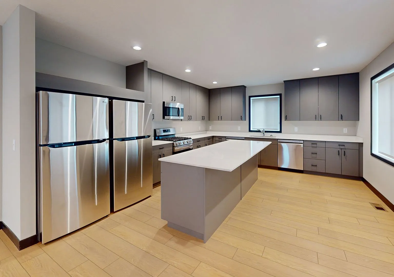 Single-Family House: 8-Beds, 4-Baths — Photo 1