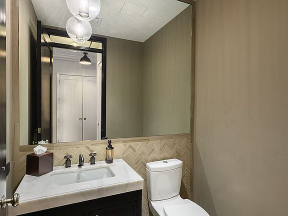 5th image of 425 W 50th St APT 14C