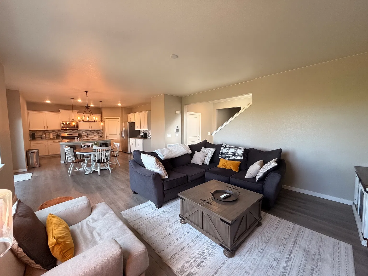 5 bed, 2700 sqft, $3,400 — Photo 3