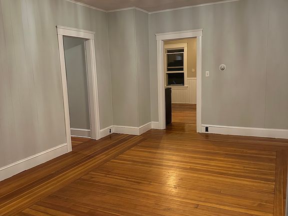 5th image of 32 Holland Ave