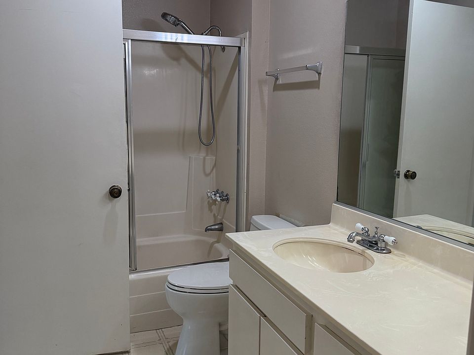 2nd image of 22117 Burbank Blvd Unit 3