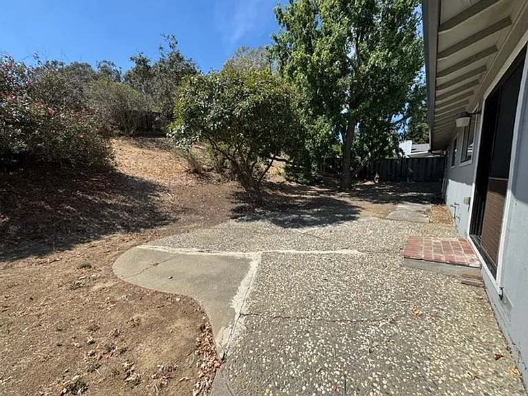 942 Marie Ave — Photo 12