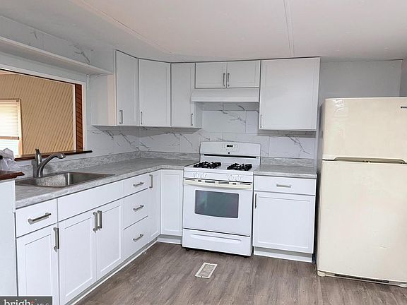 4th image of 10 Ashwood Dr