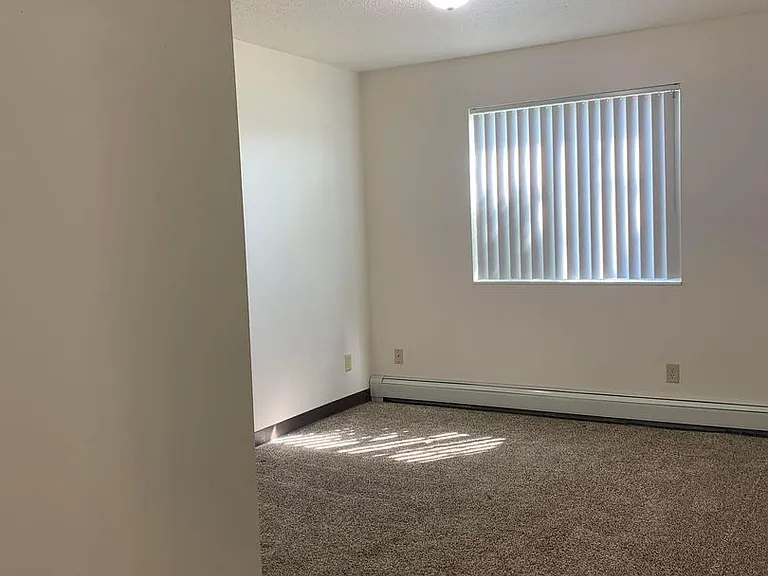 Dakota E & W Apartments — Photo 131