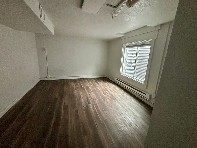 417 1/2 E Locust St — Photo 4