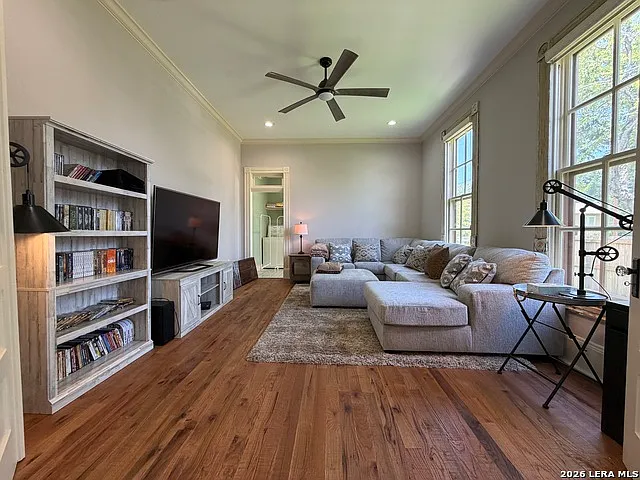 1133 E Crockett St — Photo 15