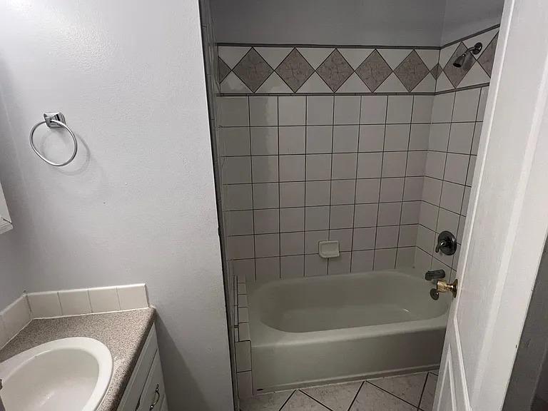 149 E Glover Ln — Photo 2