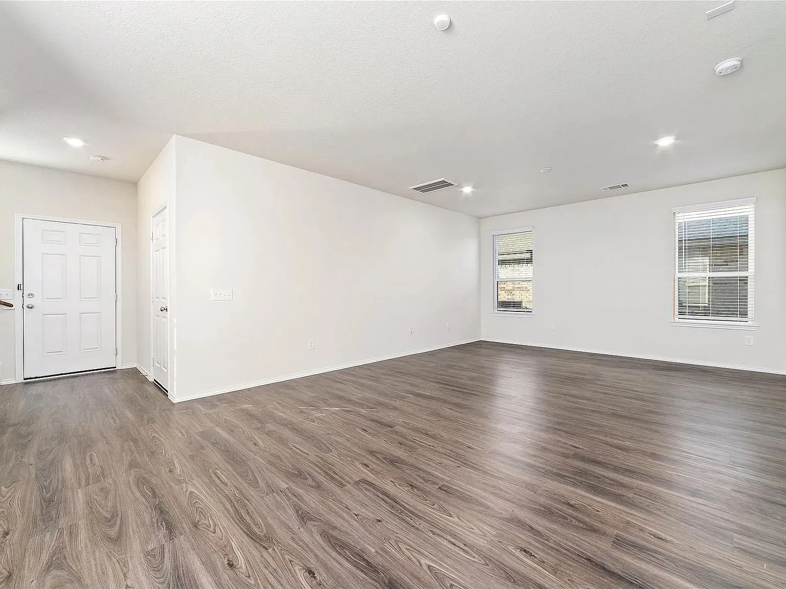 4 bed, 2096 sqft, $2,450 — Photo 4