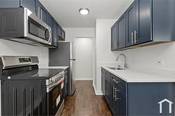 8039 S King Dr #303 — Photo 1