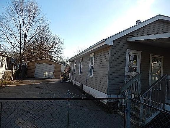 3rd image of 1921 Highland St