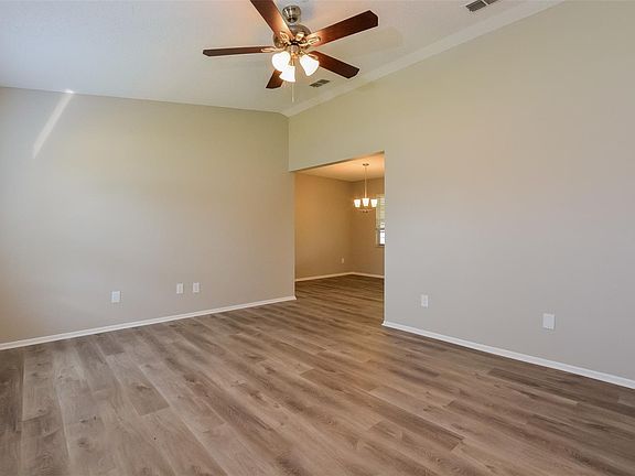 4th image of 3610 Hawthorne Ln