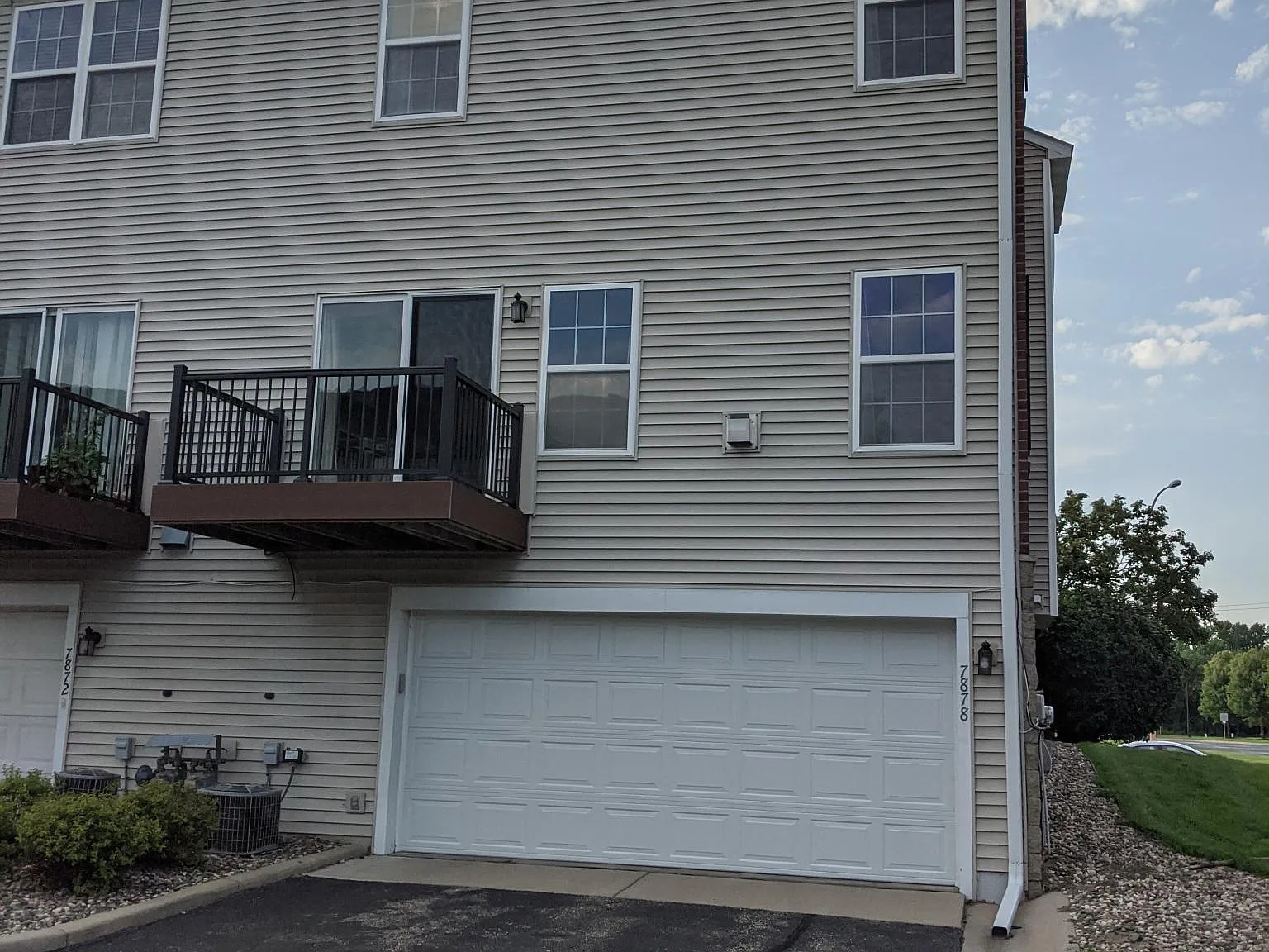 4 bed, 3.5 bath, 2200 sqft, $2,495 — Photo 2
