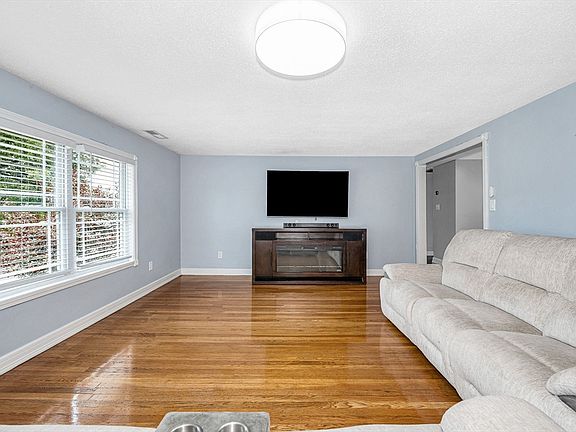4th image of 105 Amesbury St