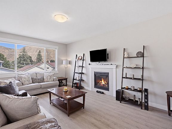 3rd image of 2352 Bossert Ave