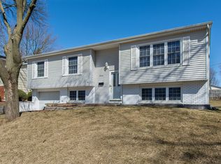 3531 Greenbrier Dr, Bettendorf, IA 52722