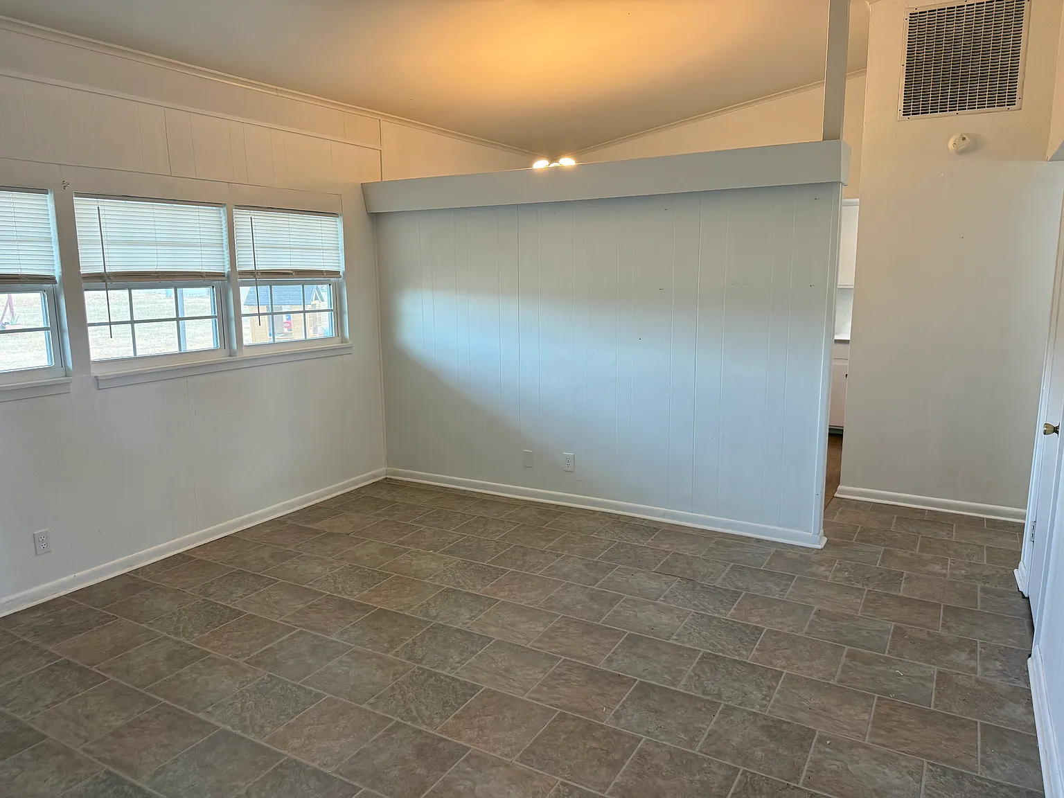 2 bed, 900 sqft, $975 — Photo 1