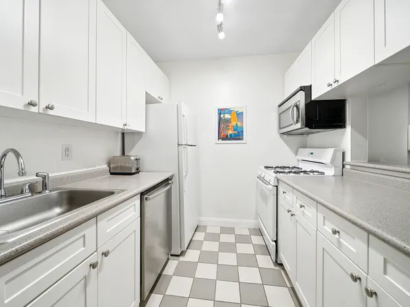 88 Greenwich Street 424 image 3 of 15