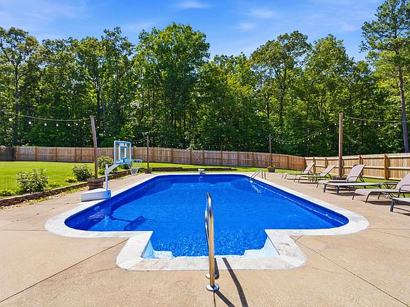 3rd image of 132 Oaklyn Hills Dr
