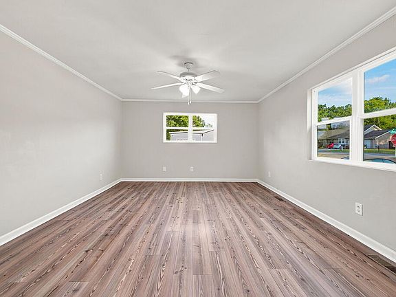 3rd image of 303 Lesley Dr
