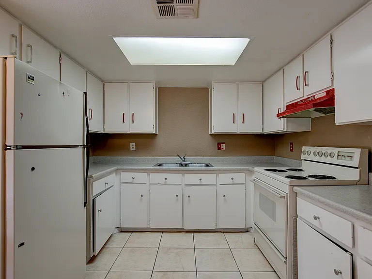 9631 N 12th Ave #201 — Photo 3