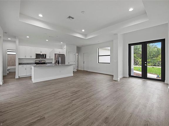 4th image of 369 Ranier Ave