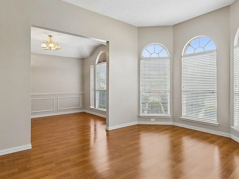 300 Thomas Dr — Photo 13