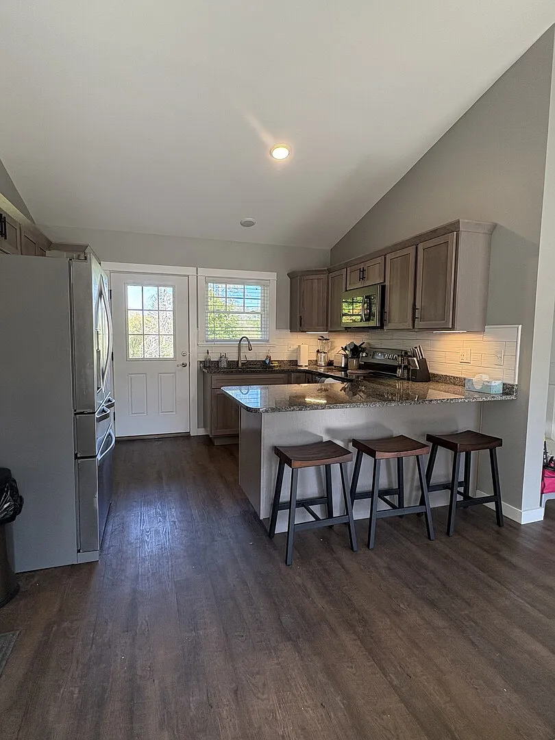 Duplex apartment with attached heated private garage — Photo 2