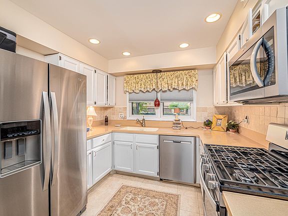 5th image of 946 Wheaton Oaks Dr