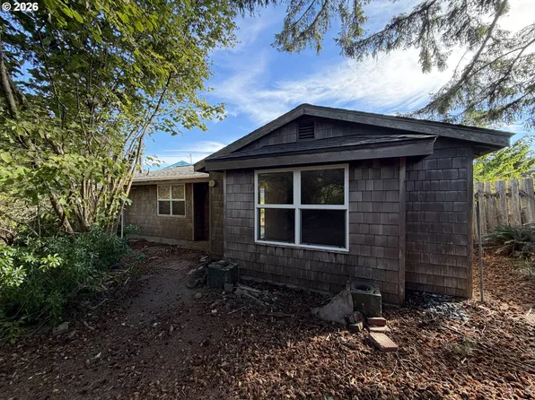 15 Geer Cir, Port Orford, OR 97465
